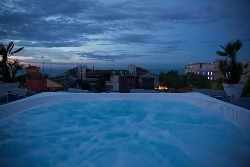 Monaco Suites Hotel Lignano Sabbiadoro Exteriör bild