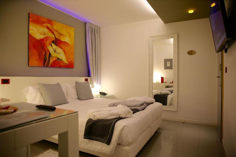 Monaco Suites Hotel Lignano Sabbiadoro Exteriör bild