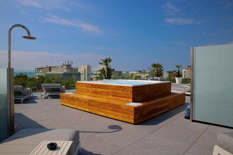 Monaco Suites Hotel Lignano Sabbiadoro Exteriör bild