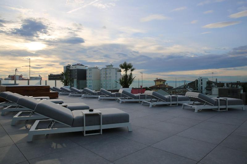 Monaco Suites Hotel Lignano Sabbiadoro Exteriör bild