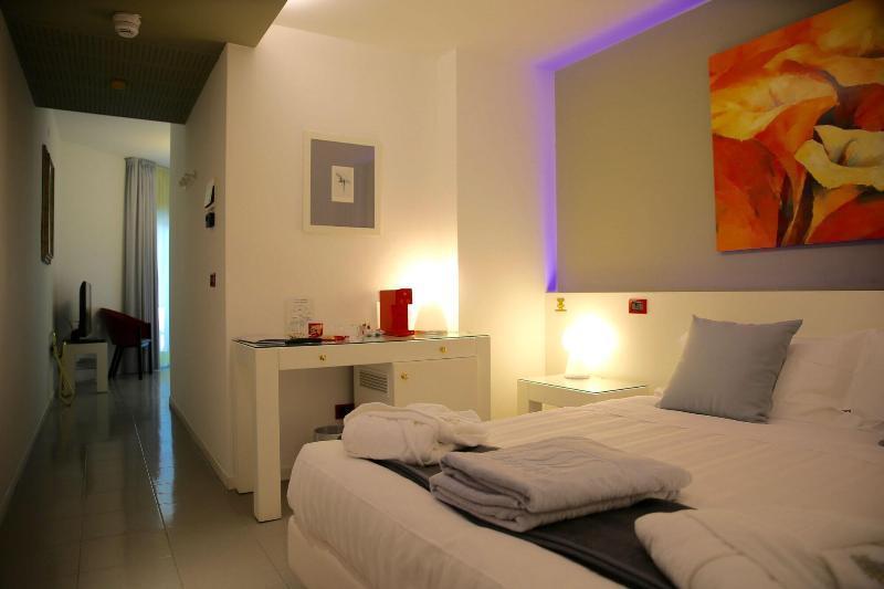 Monaco Suites Hotel Lignano Sabbiadoro Exteriör bild