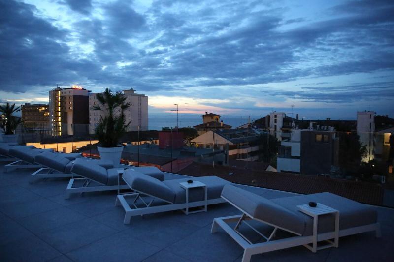 Monaco Suites Hotel Lignano Sabbiadoro Exteriör bild
