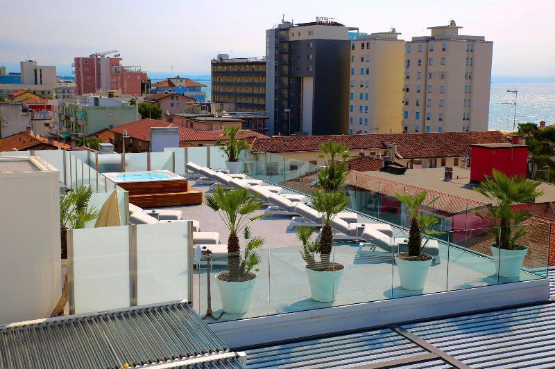 Monaco Suites Hotel Lignano Sabbiadoro Exteriör bild