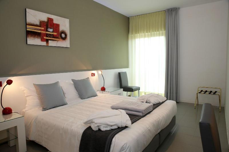 Monaco Suites Hotel Lignano Sabbiadoro Exteriör bild