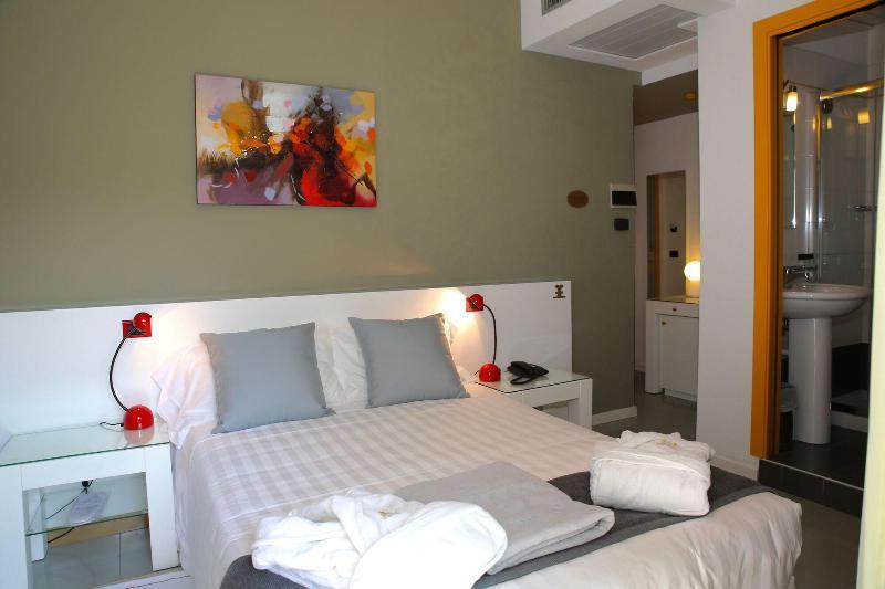 Monaco Suites Hotel Lignano Sabbiadoro Exteriör bild