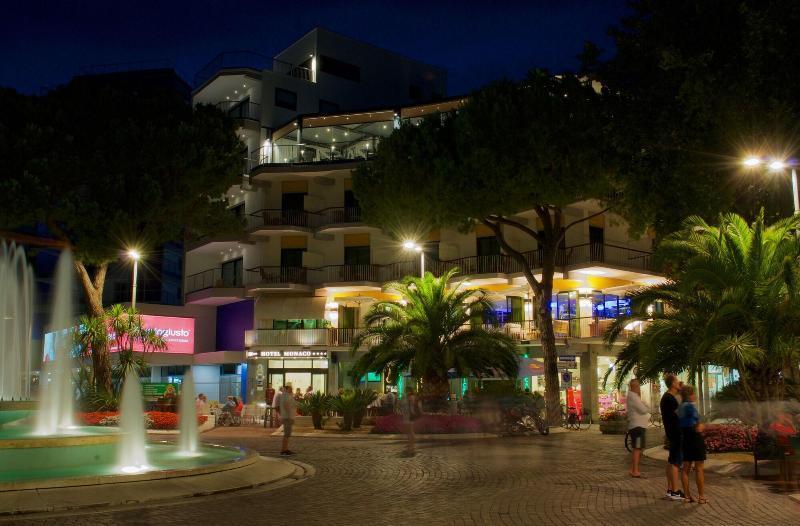 Monaco Suites Hotel Lignano Sabbiadoro Exteriör bild