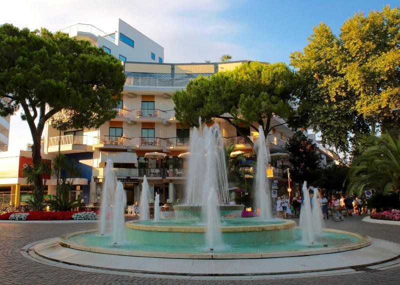 Monaco Suites Hotel Lignano Sabbiadoro Exteriör bild