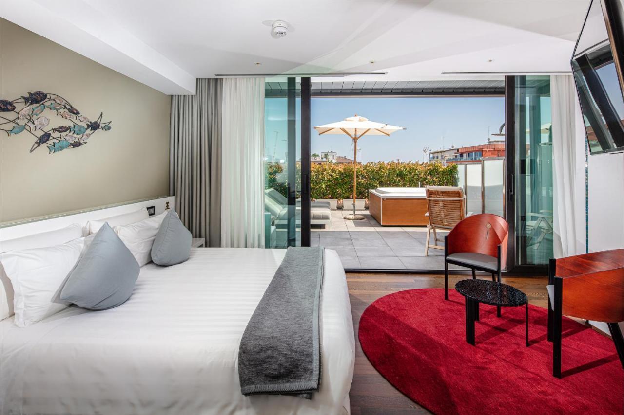 Monaco Suites Hotel Lignano Sabbiadoro Exteriör bild