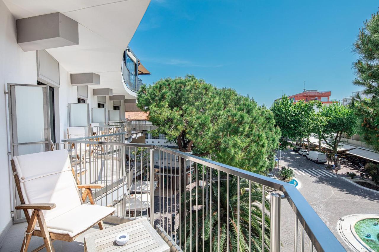 Monaco Suites Hotel Lignano Sabbiadoro Exteriör bild