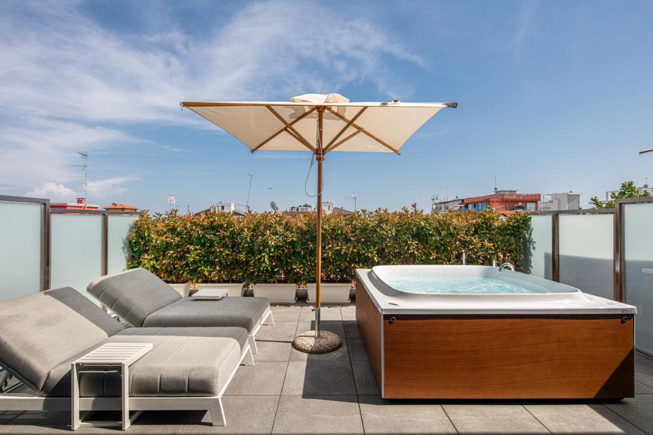 Monaco Suites Hotel Lignano Sabbiadoro Exteriör bild