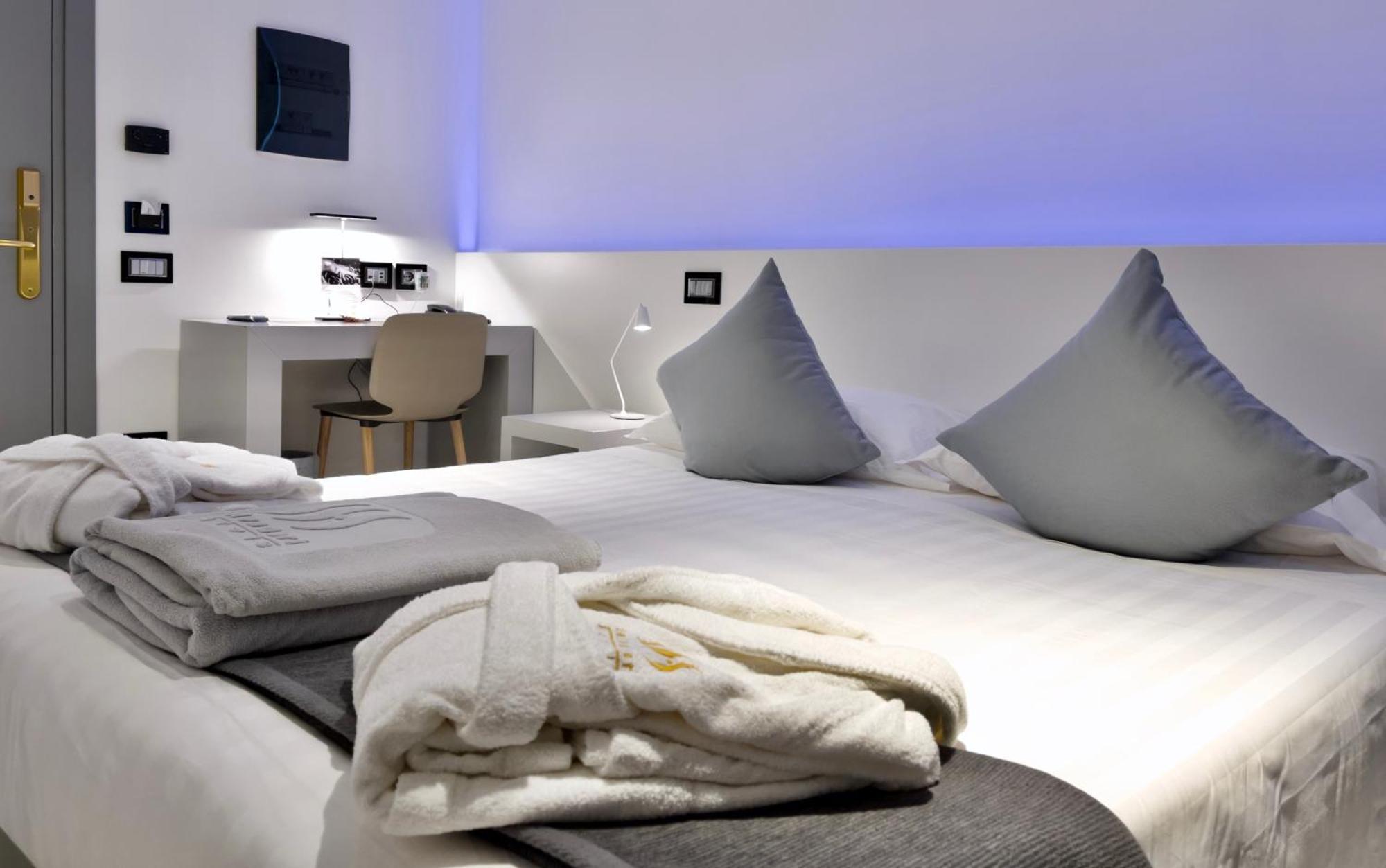 Monaco Suites Hotel Lignano Sabbiadoro Rum bild